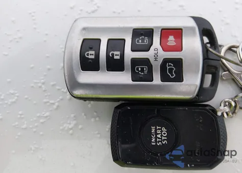 2016 Toyota Sienna Xle 8 Passenger z USA, uszkodzony, nr VIN 5TDYK3DC0GS765316